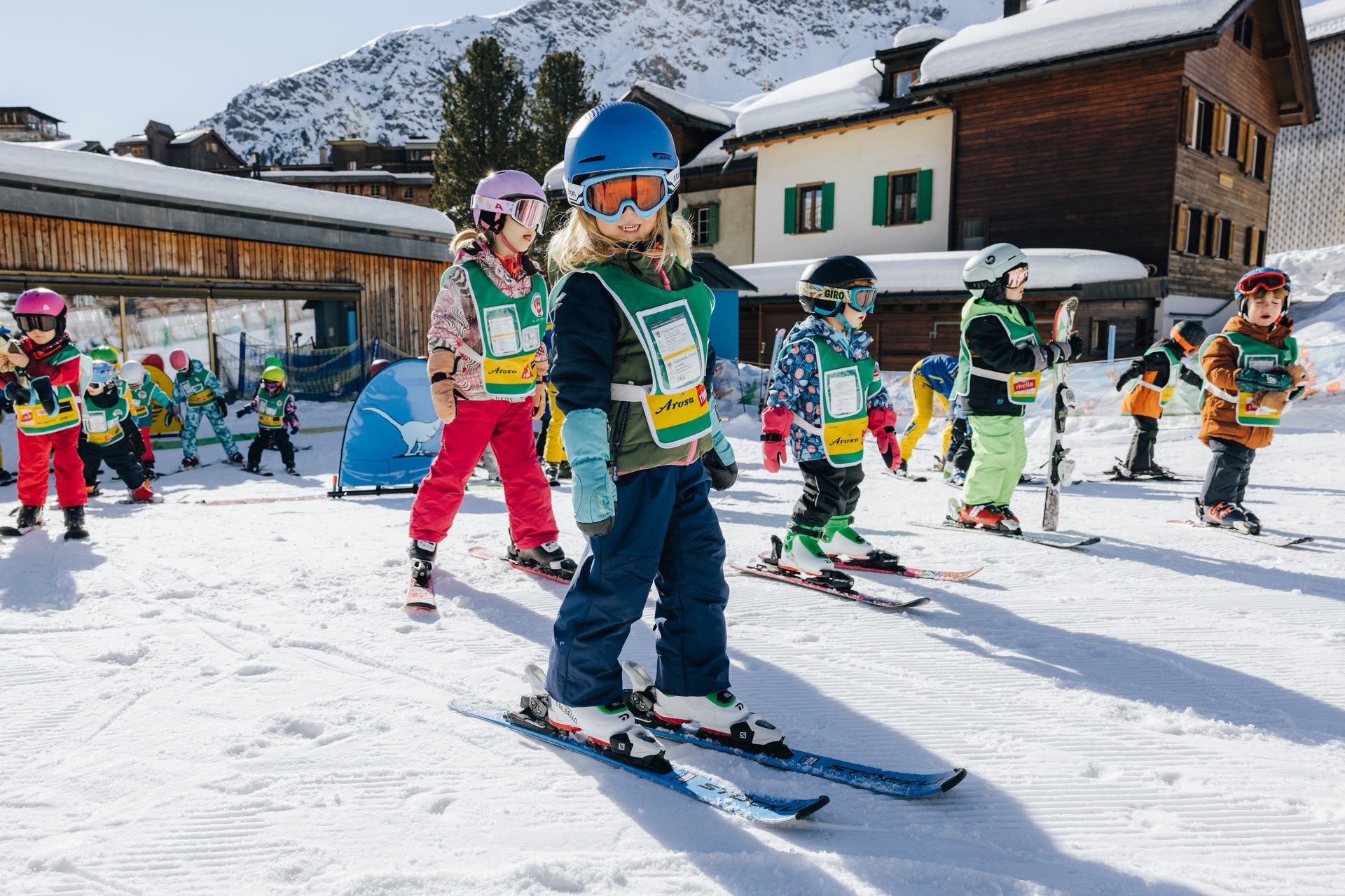 Kinder beim Skifahren lernen in Arosa