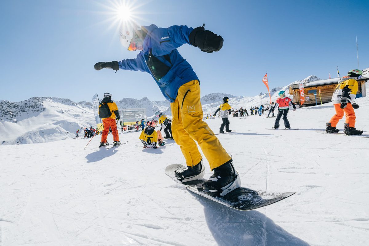 Snowboarder in Aktion auf der Piste am Tschuggen in Arosa