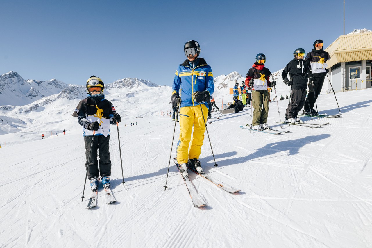 Jugendliche mit Startnummern der Skischule Arosa am Sammelplatz Tschuggen