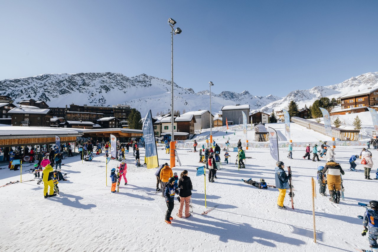 Sammelplatz beim Skischulzentrum Innerarosa mit Kindern und Schneesportlehrpersonen der Skischule Arosa